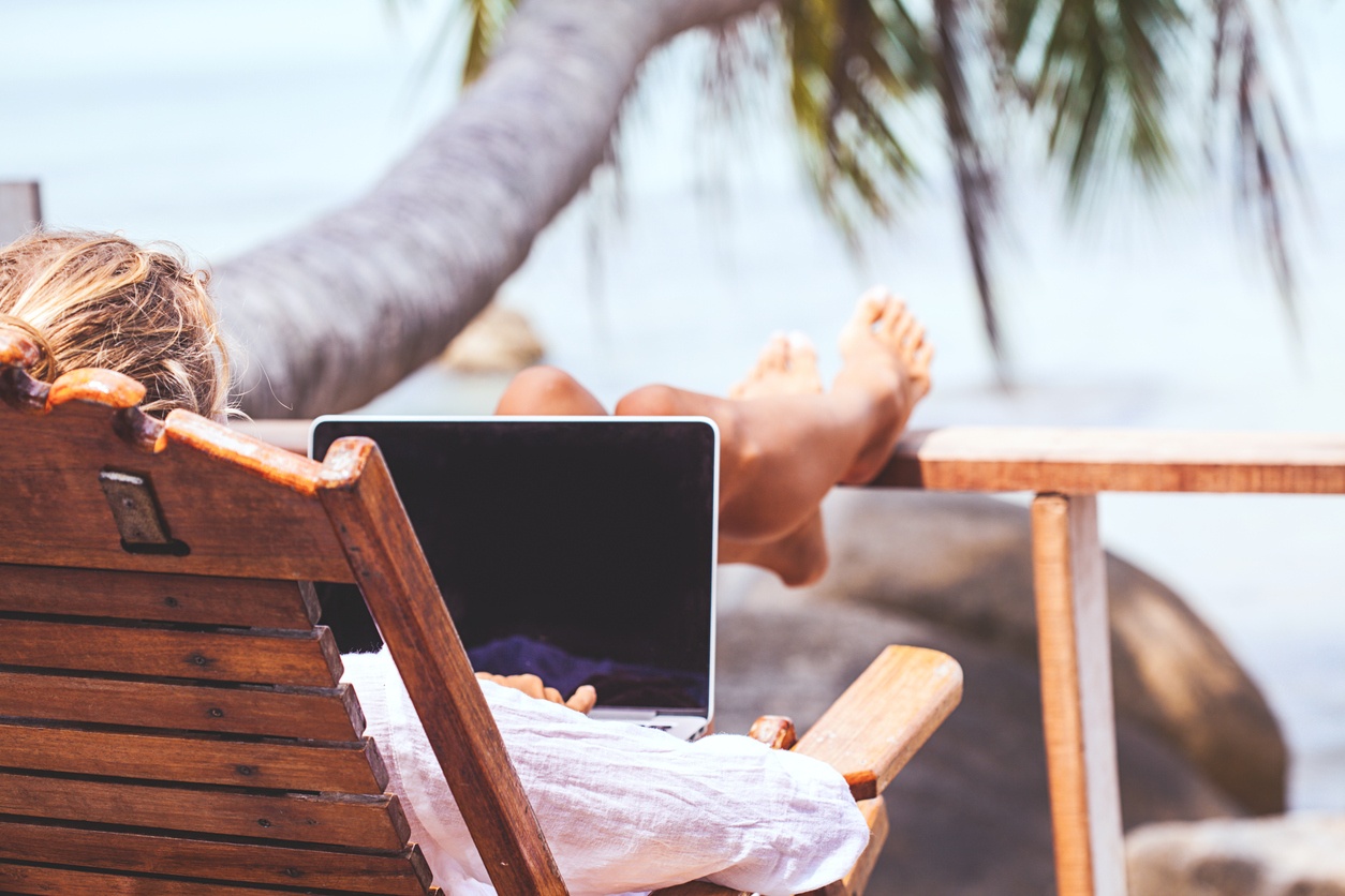 Young-woman-working-on-the-beach-679328238_1258x838